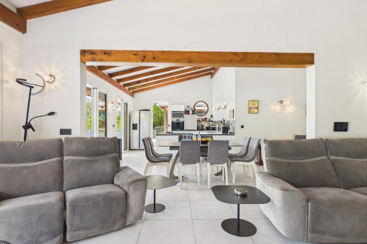 Location martinique  trois ilets 5 chambres - salon vers cuisine